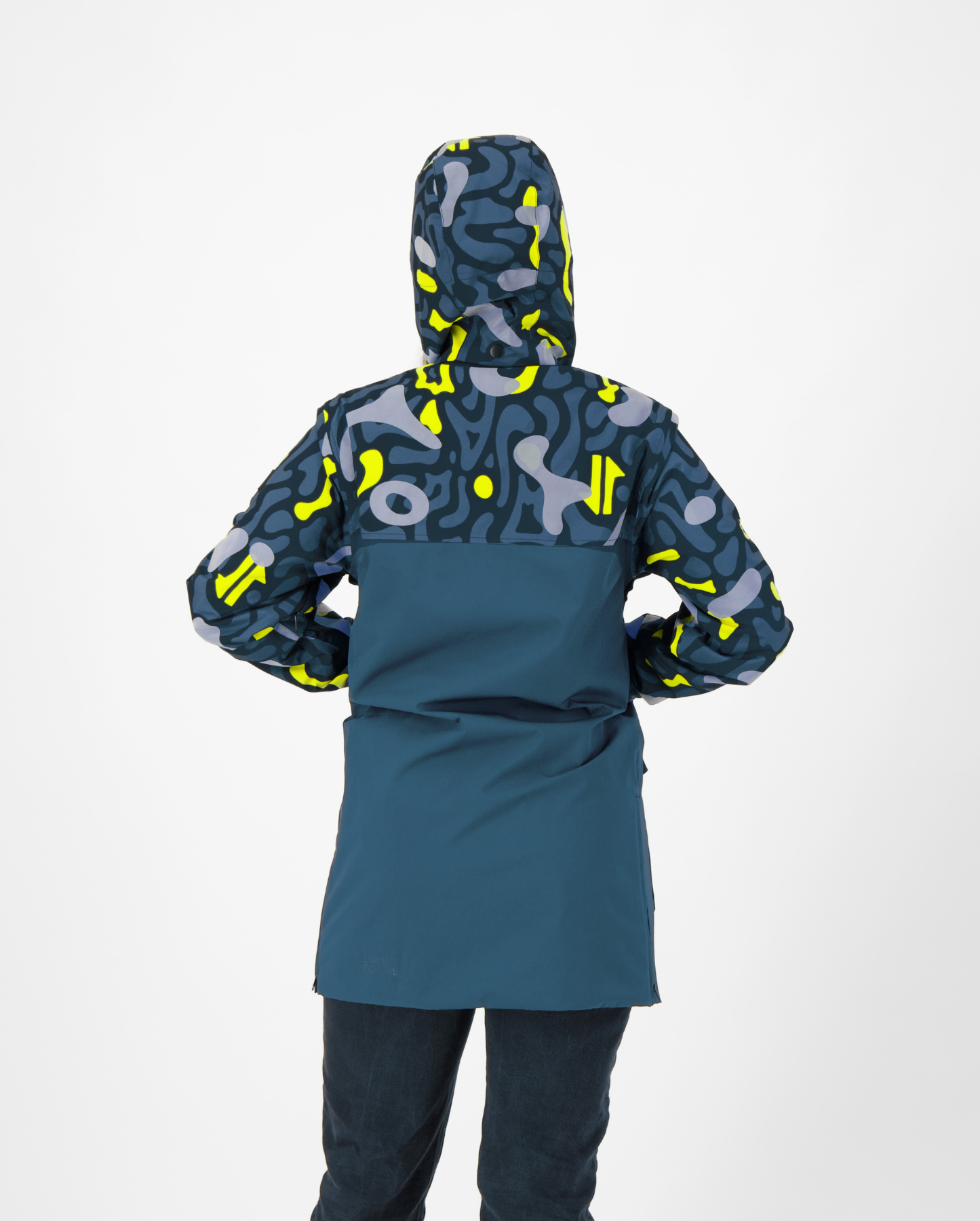 longue parka imperméable vélo vue de dos avec motifs jaune et bleu