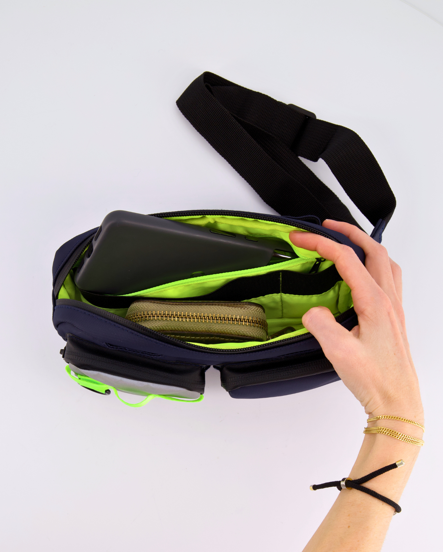 vue intérieure de la sacoche banane avec ses compartiments pratiques et intérieur fluo