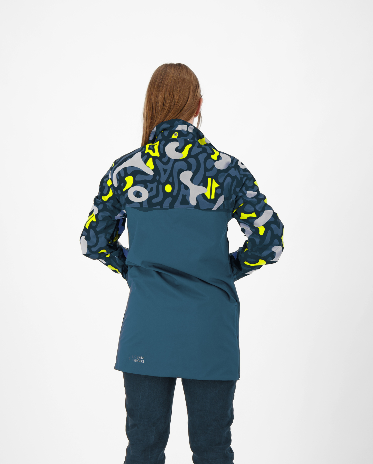 longue parka imperméable capuche amovible vue de dos avec motifs jaune et bleu